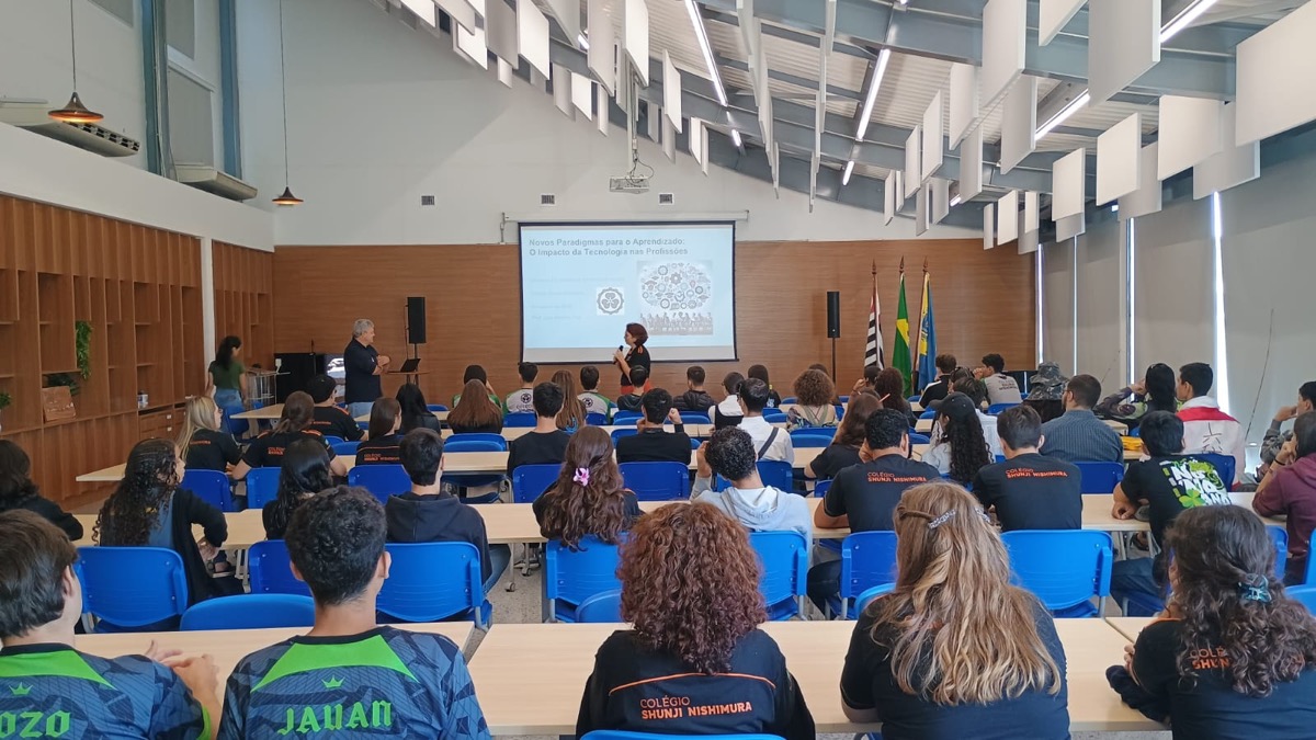 Prof Tozi em palestra no Colégio Shunji Nishimura, em Pompeia/SP
