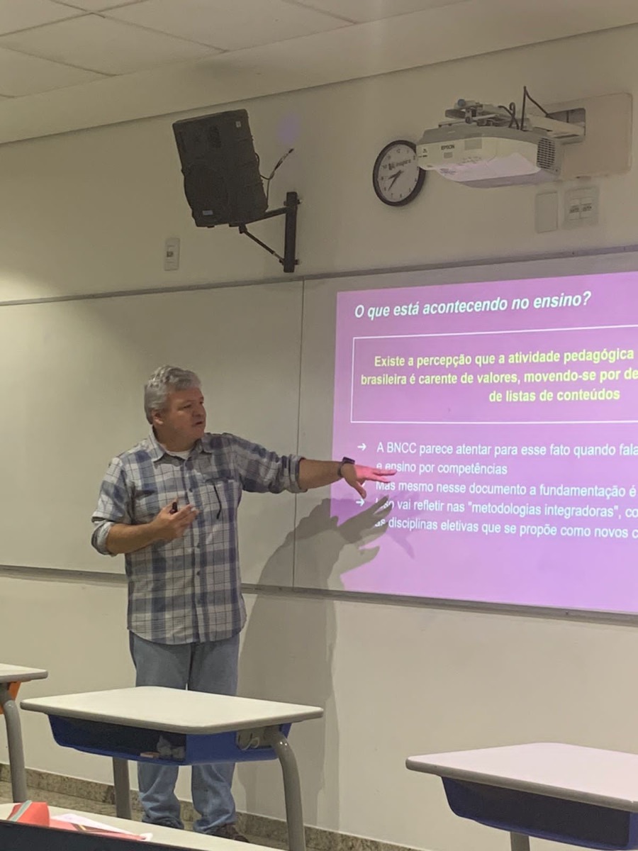 Prof Tozi ministrando aula na Faculdade Cristã da Cidade