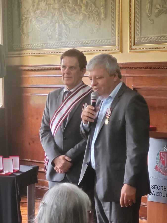 Prof Tozi recebe a comenda MMDC do secretário Hubert Alqueres, na Secretaria da Educação do Estado de São Paulo
