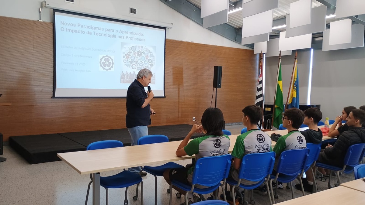 Prof Tozi com estudantes no Colégio Shunji Nishimura, em Pompeia/SP